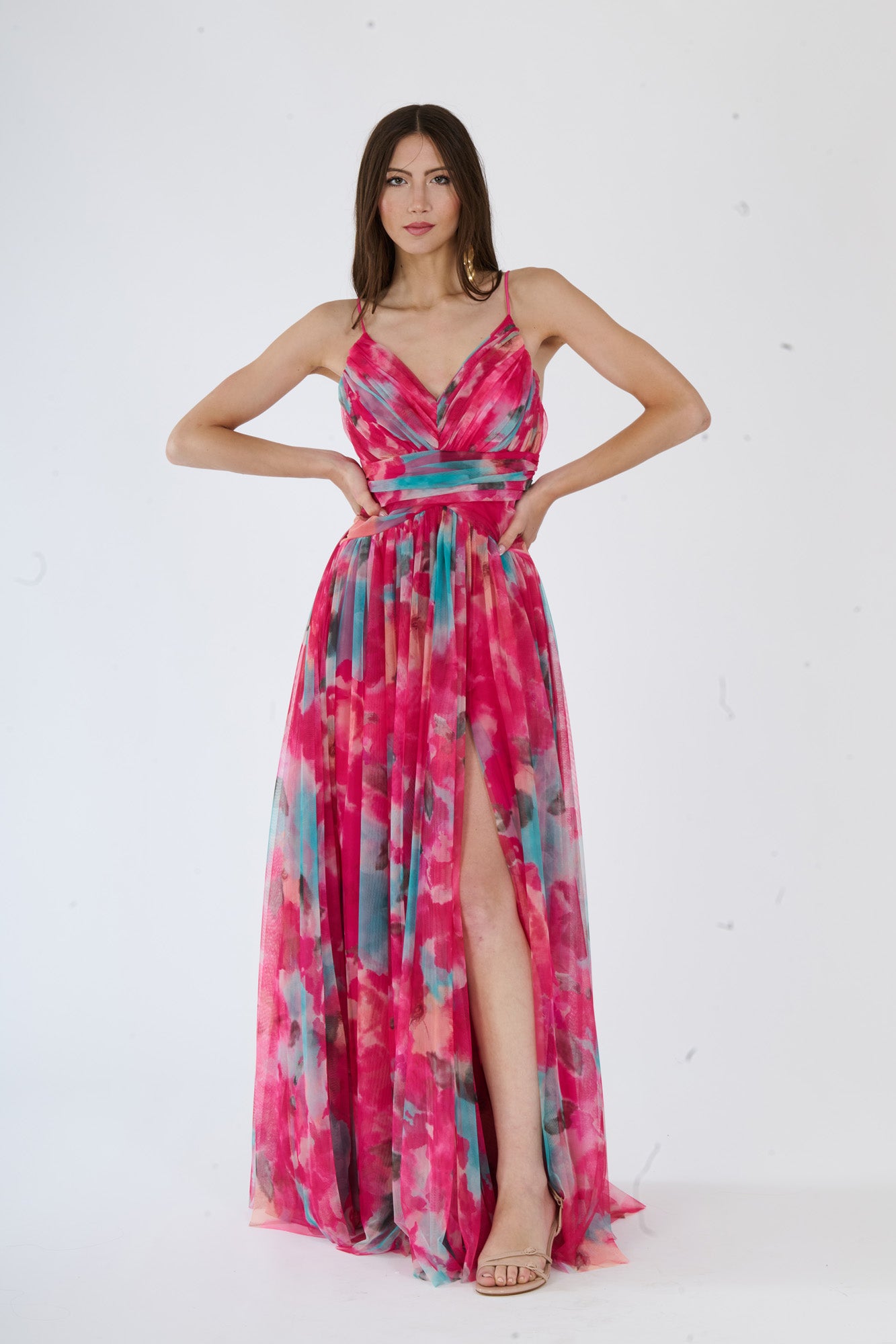 Donna con abito lungo fuxia a spalline sottili, stampa sfumata e slit laterale